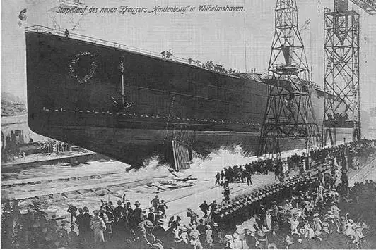 Гинденбург перед вверху и во время спуска на воду 1 августа 1915 г - фото 72
