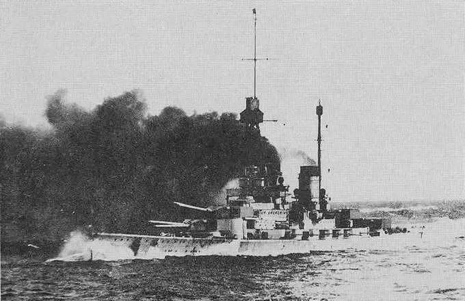 Гинденбург во время стрельб вверху и во время выхода в море - фото 91