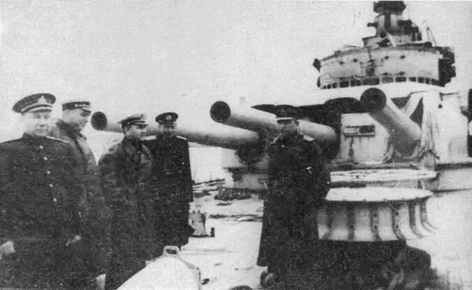 Лютцов в Свинемюнде 1945 г фото вверху Группа офицеров ВМФ СССР на - фото 45