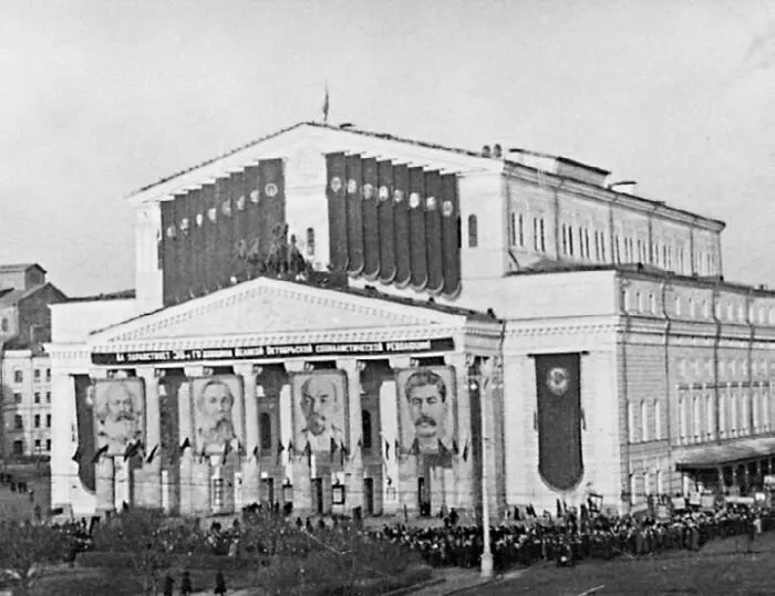 Вид из окна номера моих родителей Колонны Большого украшены портретами Маркса - фото 97