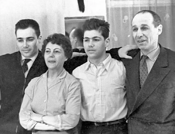 Родители с Павликом вернулись из Берлина 1958 г Тем летом 1957 года в - фото 115
