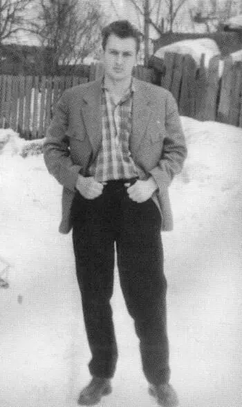 Григорий Савицкий лучший друг детства Во дворе дома Шебаршиных Мос - фото 4