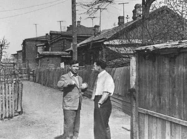 Во дворе дома Шебаршиных Москва Марьина Роща 1950е гг От дома Шебарши - фото 5