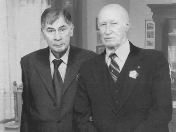 Л В Шебаршин и начальник управления С генералмайор Ю И Дроздов - фото 27