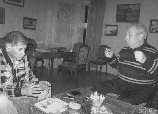 Старые друзья Л В Шебаршин и H С Леонов Вместе на отдыхе Супруга Л - фото 53