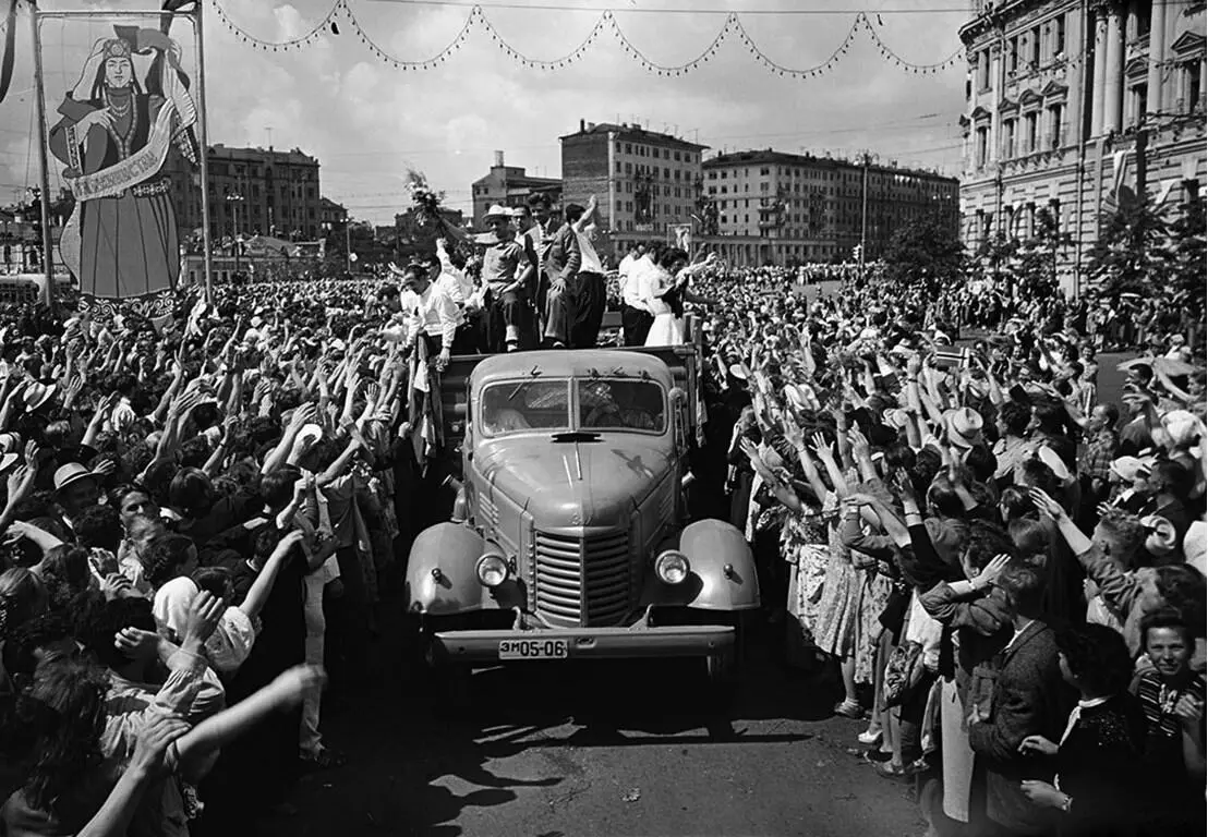 Москвичи приветствуют участников Фестиваля молодежи и студентов 1957 г Оскар - фото 16
