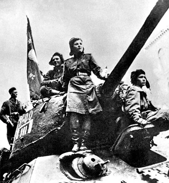 Танкисты 4й танковой армии Поздней осенью 1944 года нас отвели в деревню - фото 50