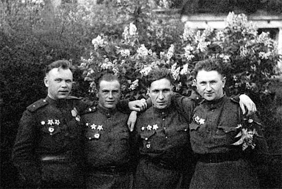 Встреча с пуховцами перед наступлением на Берлин Слева направо гв мр - фото 59
