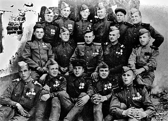 Я нередко достаю вот эту фотографию сделанную в мае 1945 года На ней многие - фото 64