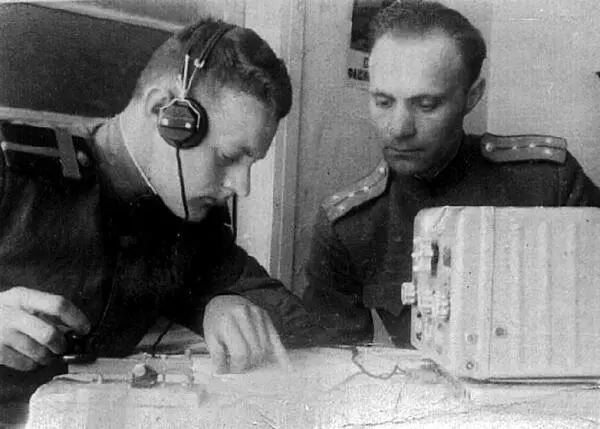 Корякин ЮД у рации В 1944 году когда стало готовиться наступление начали - фото 2