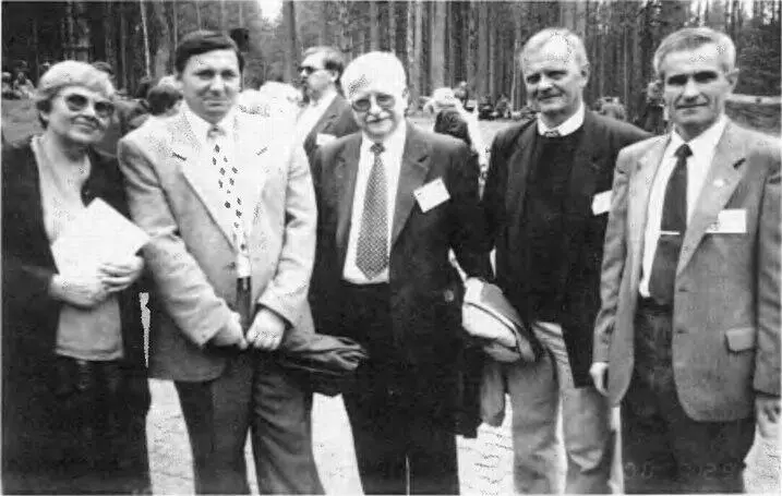 Участники совместного расследования Катынского дела начала 1990х гг справа - фото 81