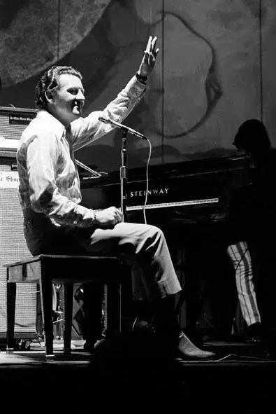 Джерри Ли Льюис В центре Джин Винсент Rockabilly Рокабилли Популярная - фото 128