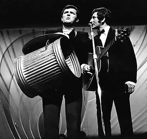 Справа с гитарой Лонни Донеган Teenybop Тинибоп Попмузыка для - фото 235