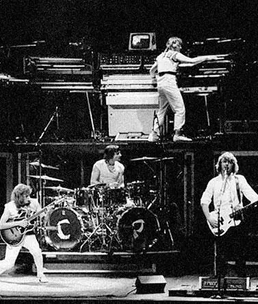 Asia Support act Разогрев Во время гастрольных туров известные артисты - фото 305