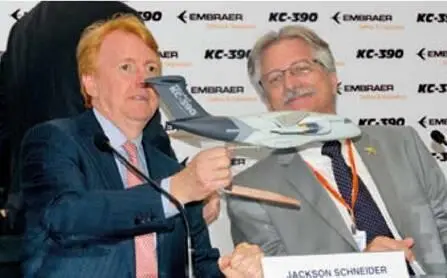 Президент Embraer Defense amp Security Джексон Шнайдер слева и - фото 13