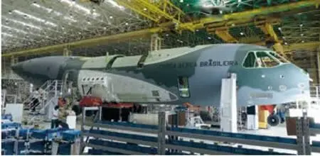 Фюзеляж первого КС390 на сборке на предприятии Embraer в Гавион Пешото - фото 14
