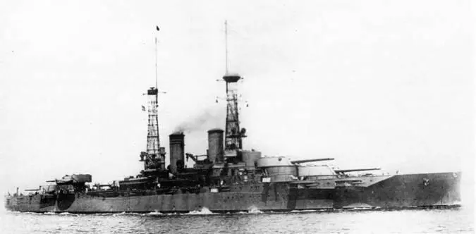 Линейный корабль New York в 1916 г вверху и у берегов Англии в 1918 г в - фото 124