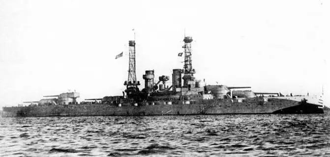 Линейный корабль New York в 1916 г вверху и у берегов Англии в 1918 г в - фото 125
