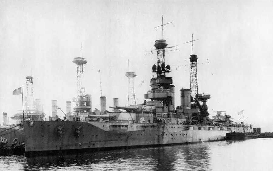 New York на заводе в Бремертоне 1922 г New York в 1920 г вверху и - фото 128