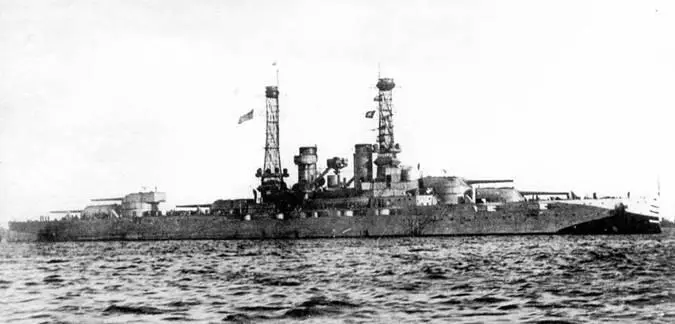 Линейный корабль New York в 1916 г вверху и у берегов Англии в 1918 г в - фото 136