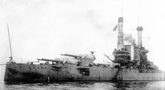 Линейный корабль New York в 1916 г вверху и у берегов Англии в 1918 г в - фото 137