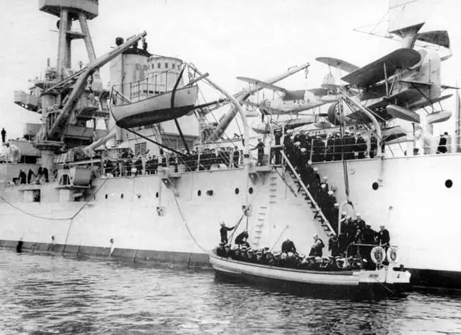 Линейный корабль New York в середине 1930х гг вверху и во время учебного - фото 141