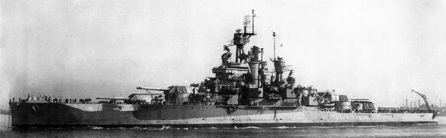 Nevada в 1940 вверху и в 1944 гг Линейный корабль Oklahoma в 1921 и - фото 169