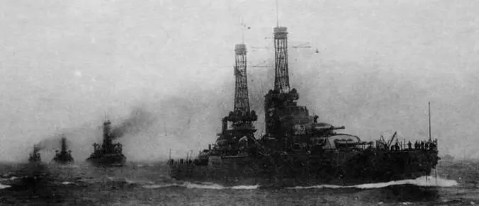 Дэлавер и Норт Дакота в кильватерном строю В 1907 г многие специалисты - фото 11