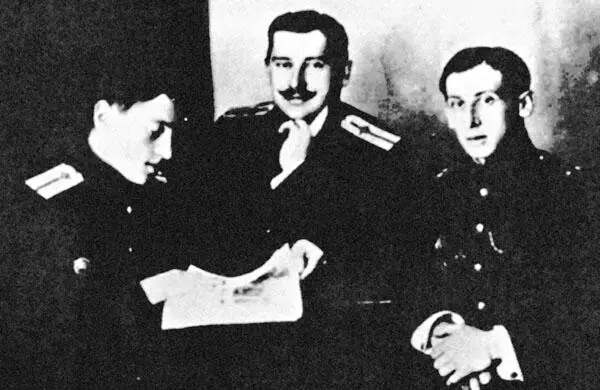 Летающие Прокофьевы Николай с сыновьями Георгием слева и Александром В этот - фото 5