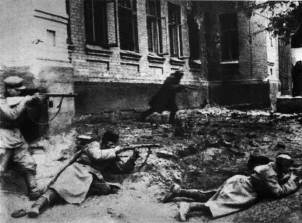 Уличный бой за Мелитополь Октябрь 1943 г Иногда отдельные орудия и даже - фото 120