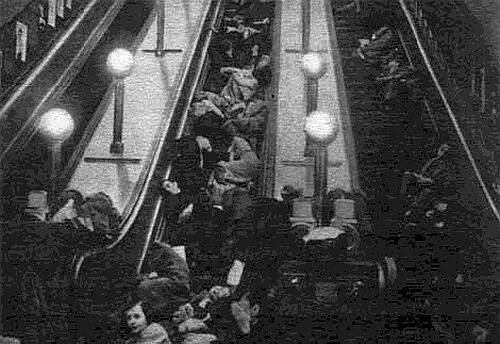 Лондонцы спят на эскалаторах метро 1940 г После спуска в метро на линии - фото 41
