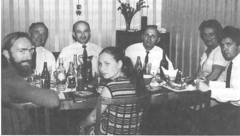 Обед дома у Исаака Халатникова июнь 1971 г Слева по часовой стрелке Кип - фото 137