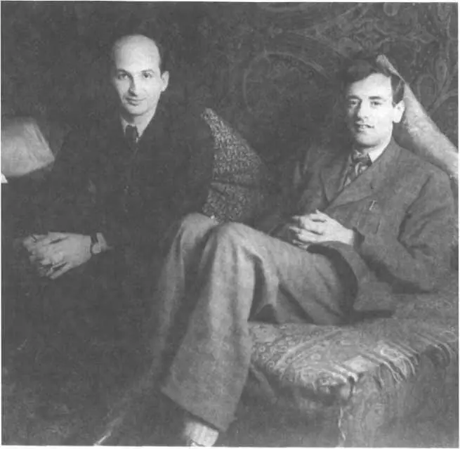 Евгений Михайлович Лифшиц слева и Лев Давидович Ландау справа в квартире - фото 138