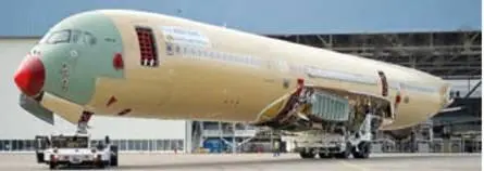 Фюзеляж первого А350941 для Vietnam Airlines MSN014 закатывается в цех - фото 18