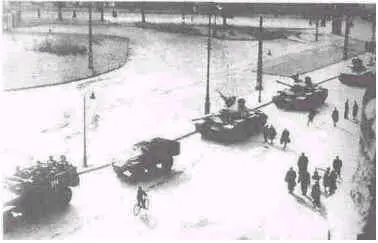 Советские танки на улицах Будапешта ноябрь 1956 г Руководитель мятежников в - фото 6