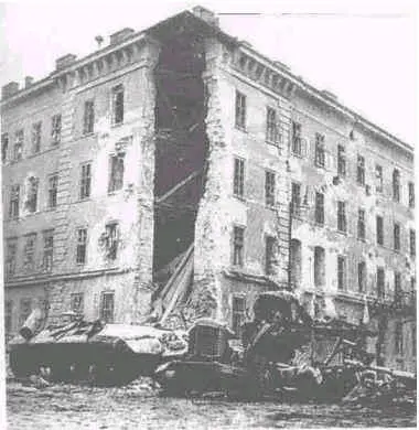 На улицах Будапешта 1956 г Генсек Венгерской Компартии М Ракоши - фото 8