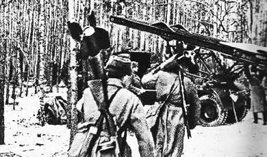 На оборонительных рубежах Красноармейцы снаряжают катюшу Военные действия - фото 12