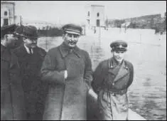 Сталин Молотов Ежов и Ворошилов на берегу канала МоскваВолга Летом 1936 - фото 84