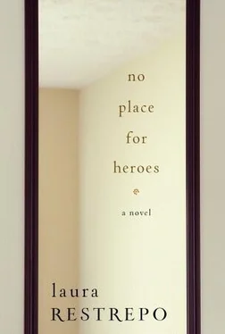 Laura Restrepo No Place for Heroes обложка книги