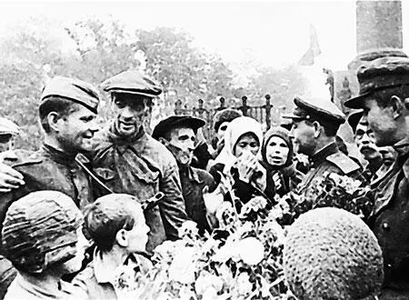 Встреча в освобожденной Полтаве Так встречают воиновосвободителей на - фото 8