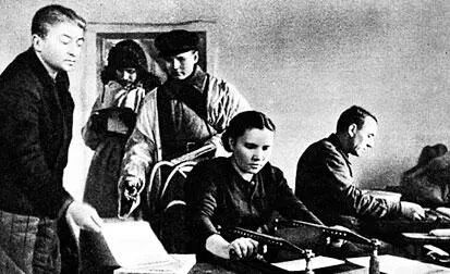 Партизаны готовят очередной номер газеты Партизанская правда Украина 1943 - фото 11