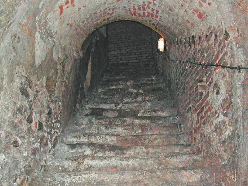 Подземелья замка в городе Табор в Чехии Фото М Макаровой Типичный оссуарий - фото 41