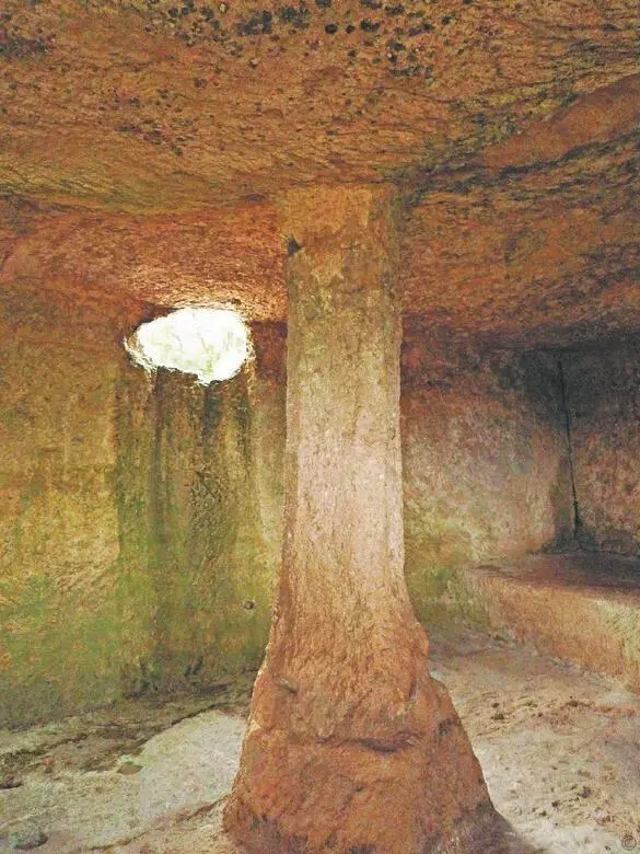 Комната с колонной в ЧуфутКале Крым Россия Фото О Зубовой Пещеры - фото 44