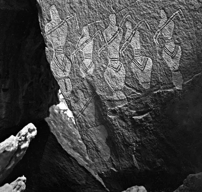 Изображение человеческих фигур в пещере Кобыстана Азербайджан Руины бункера - фото 53