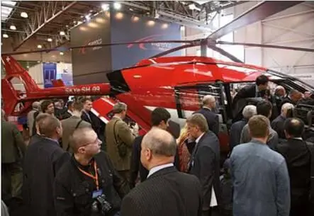 У стенда компании Eurocopter HeliRussia позволяет ведущим иностранным - фото 37