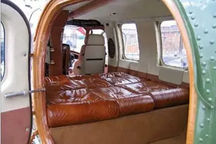 В санитарной модификации салона можно разместить двух больных на носилках и - фото 52