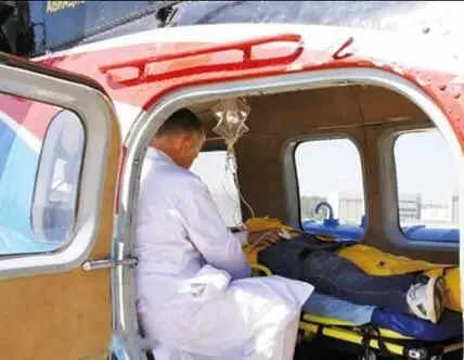 В санитарной модификации салона можно разместить двух больных на носилках и - фото 53