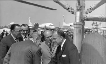 СИ Сикорский знакомит ВП Колошенко с американскими учеными Ле Бурже 1971 - фото 95