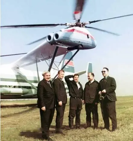 Экипаж ВЛ Колошенко после выполнения очередного испытательного полета на - фото 96