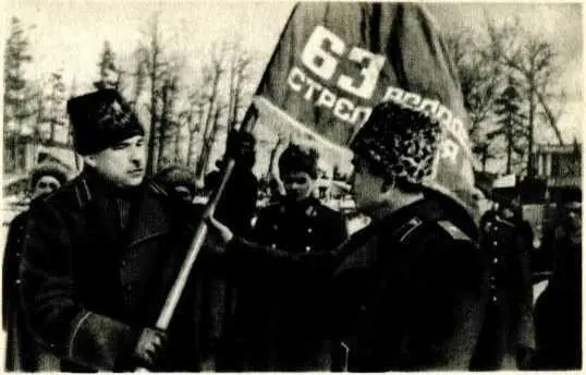Генералполковник Л А Говоров вручает гвардейское знамя командиру 63й - фото 11